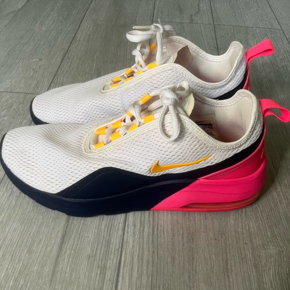 Nike Womens Air Max Motion 2
C16515-100 White Running Shoes
Sneakers Size 10.5 - Picture 2 of 8